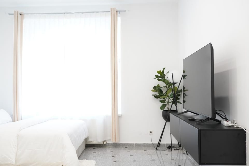 Bed, TV and multimedia, Evening entertainment, Bedroom