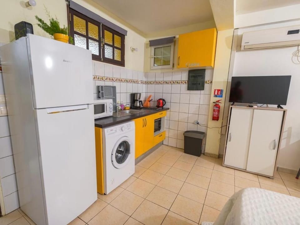 TV and multimedia, Coffee/tea facilities, Kitchen or kitchenette, stove, washing machine