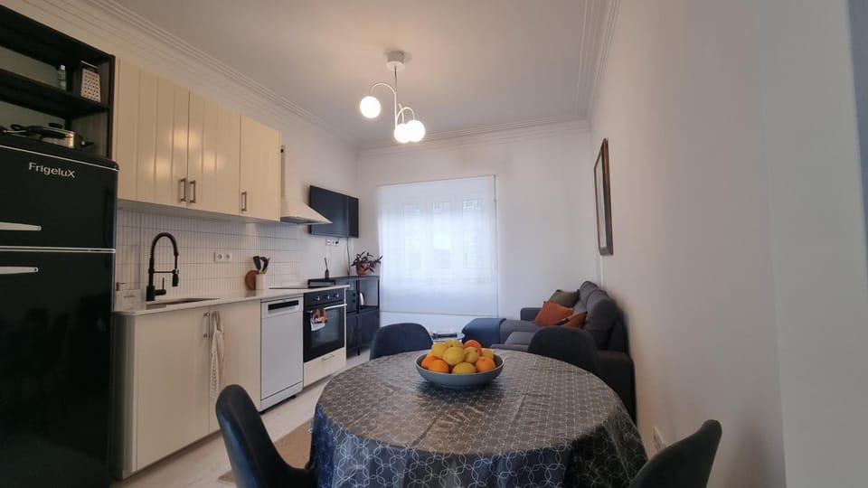 Kitchen or kitchenette, Living room, Seating area, Dining area