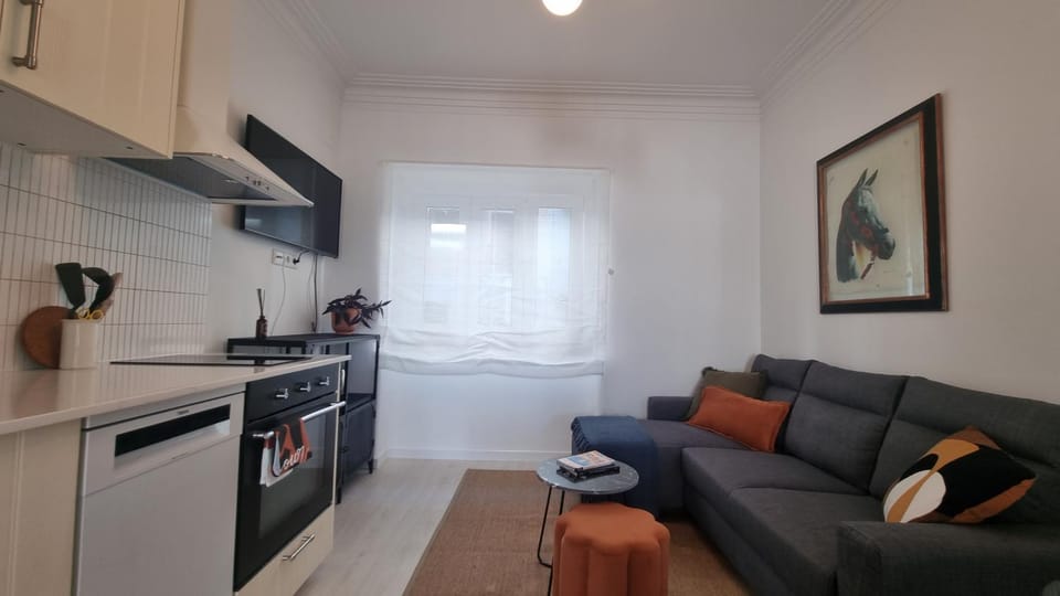 TV and multimedia, Kitchen or kitchenette, Living room, Seating area, Dining area