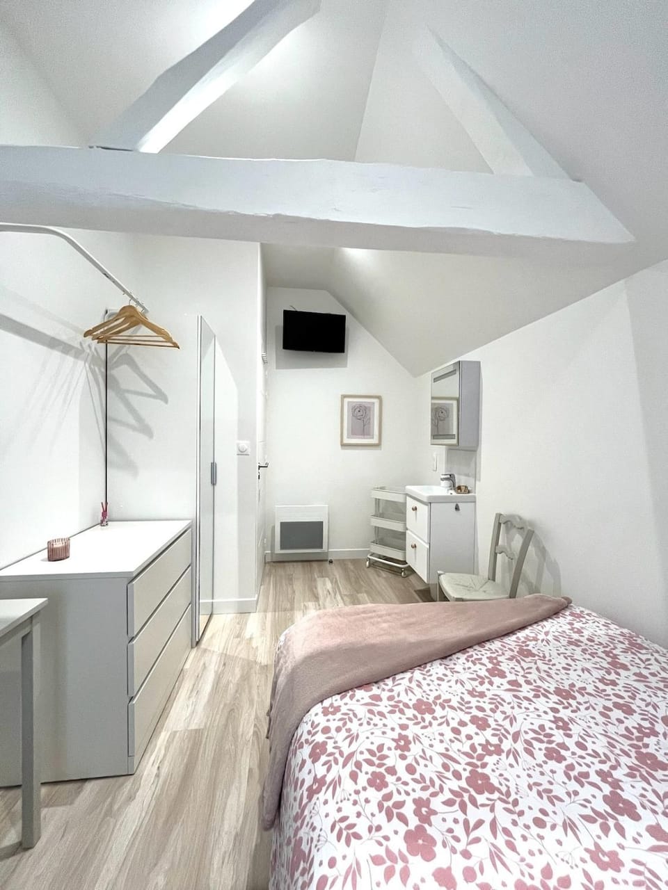 TV and multimedia, Photo of the whole room, Bedroom