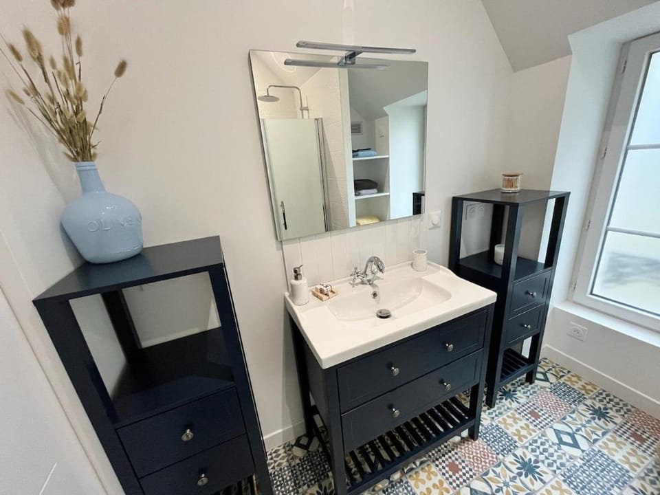 Bathroom, towels