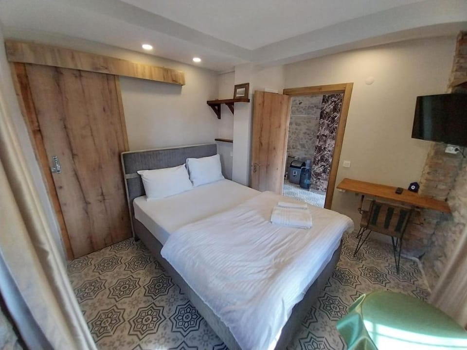 Bed, TV and multimedia, Bedroom, towels