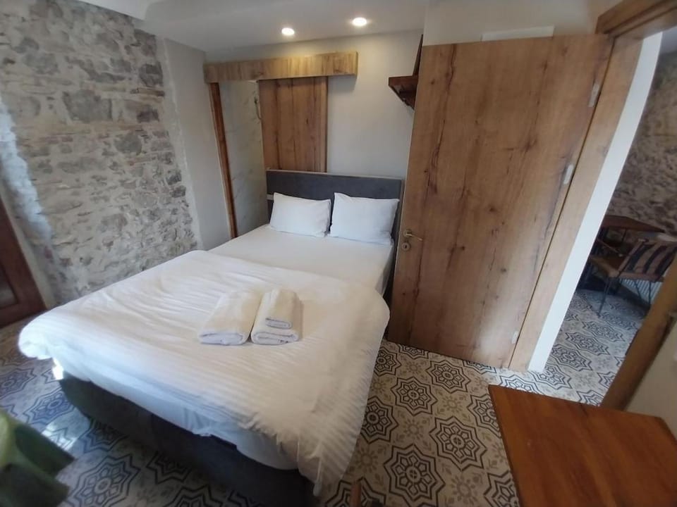 Photo of the whole room, Bedroom, towels