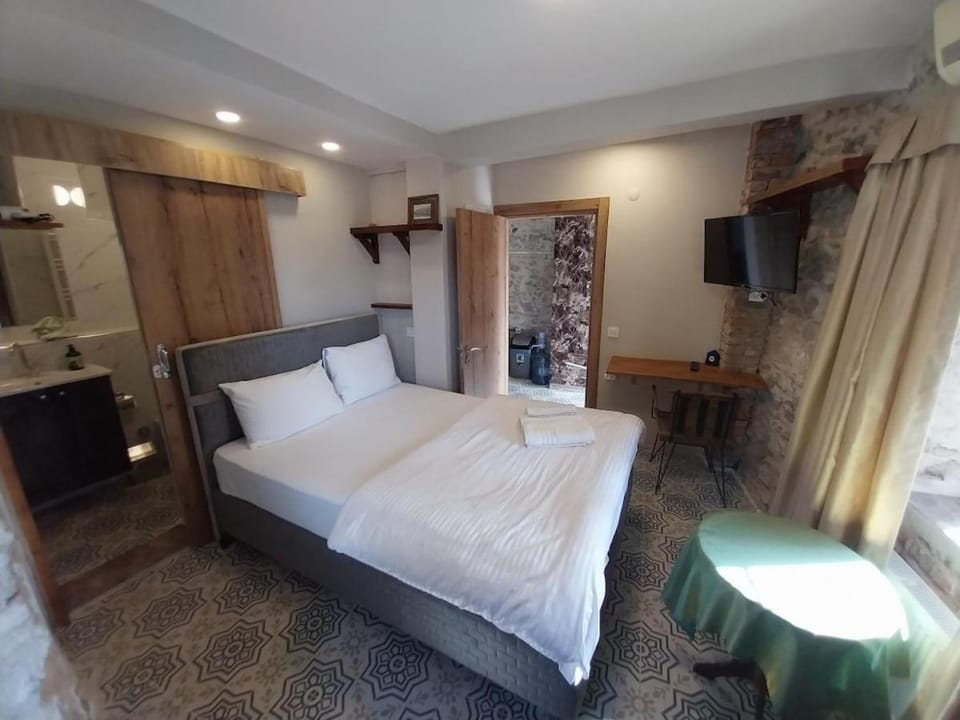 Bed, TV and multimedia, Photo of the whole room, Bedroom