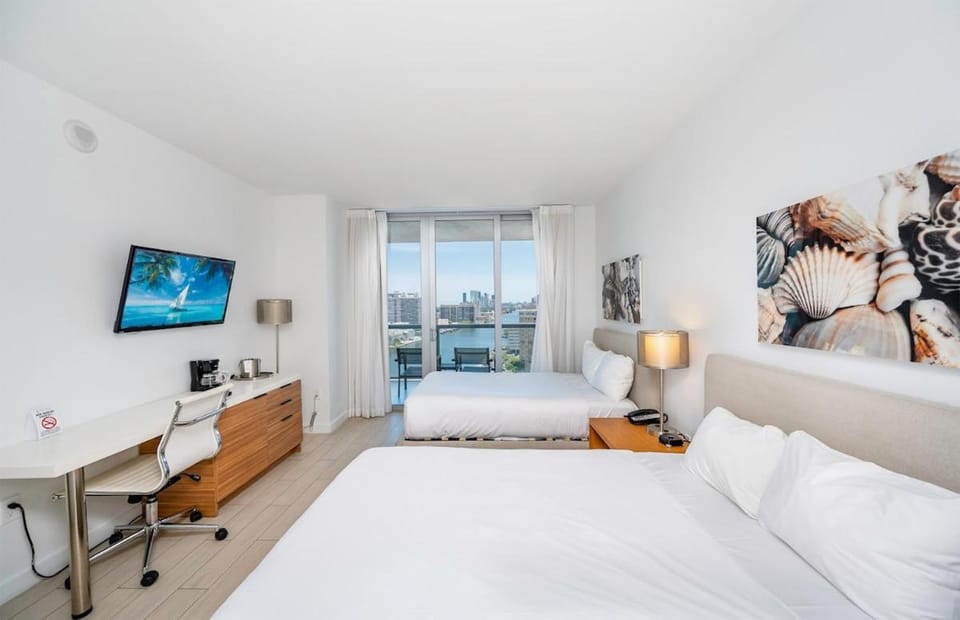 Amazing Studio in Beachwalk with Pool and Beach Apartment in Hallandale Beach