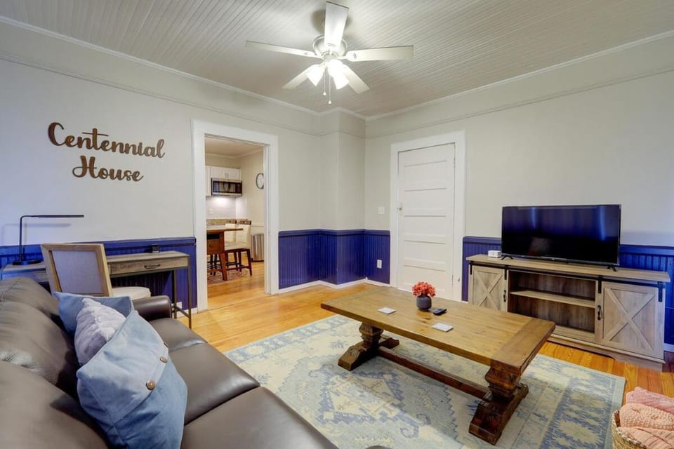 Cozy Centennial House Upstairs - Downtown Columbia Apartment in Columbia