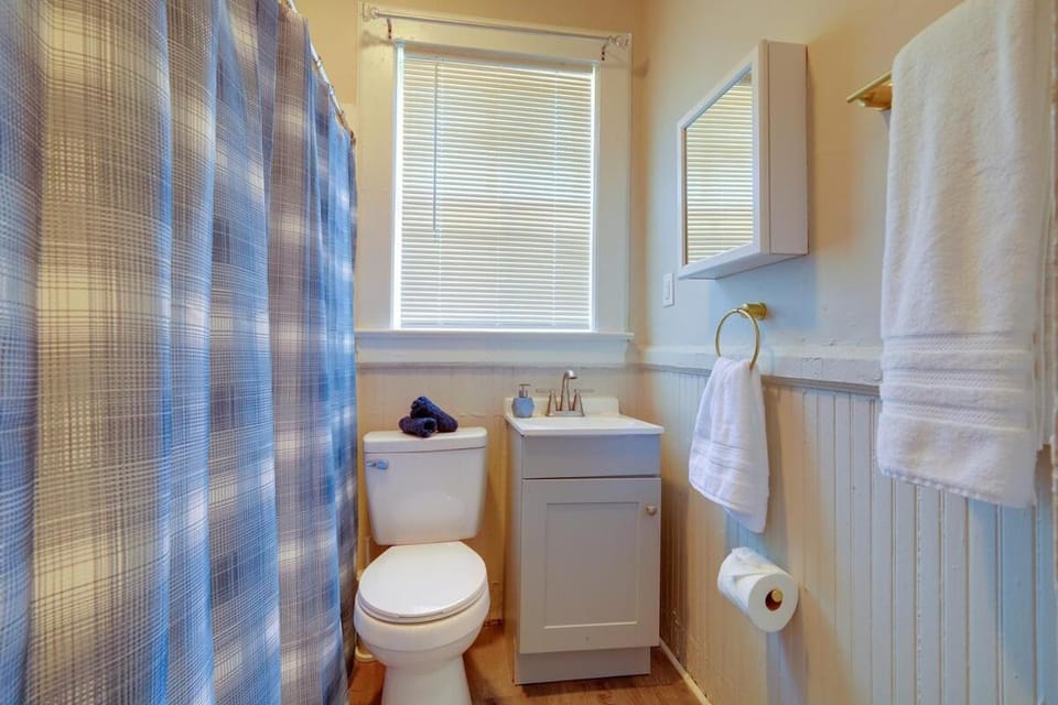 Cozy Centennial House Upstairs - Downtown Columbia Apartment in Columbia