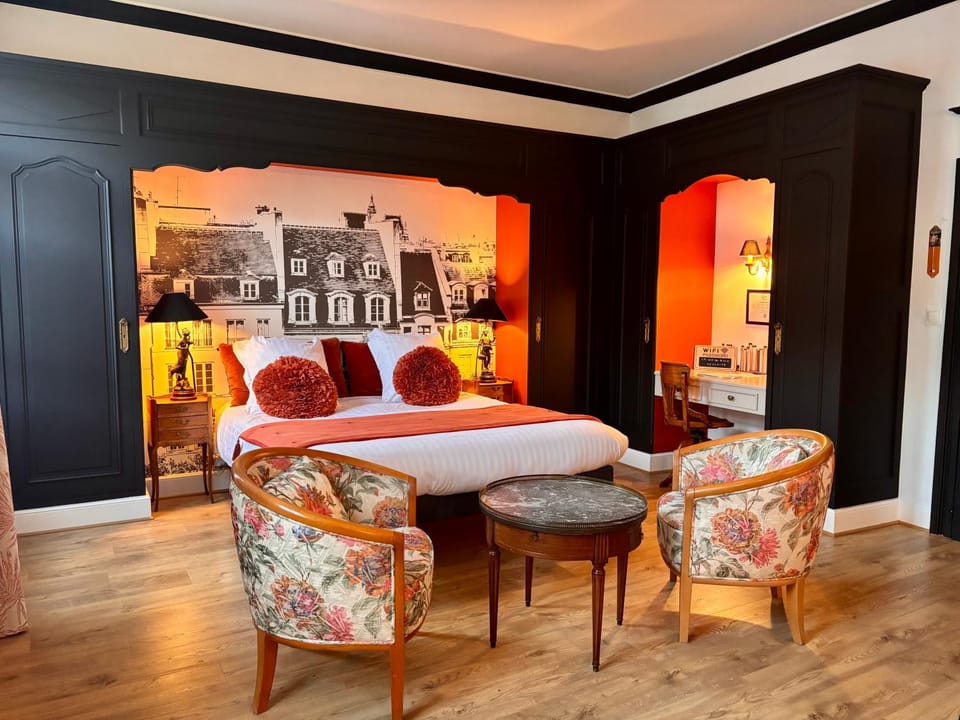 Bed, Living room, Photo of the whole room, Seating area, Bedroom, wardrobe