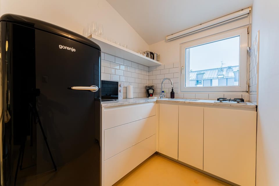 View (from property/room), Kitchen or kitchenette, dishwasher, microwave, stove