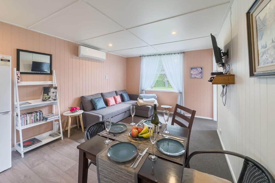 TV and multimedia, Kitchen or kitchenette, Living room, Food and drinks, Seating area, Dining area, Food, minibar