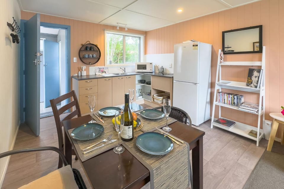Kitchen or kitchenette, Living room, Food and drinks, Seating area, Dining area, Food, minibar, pet friendly, stove
