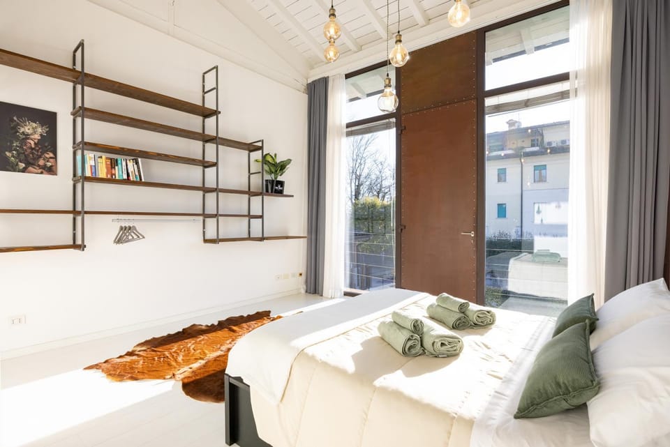 Bed, Photo of the whole room, towels