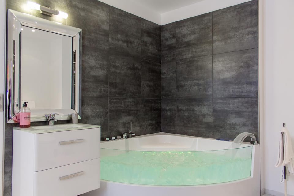 Hot Tub, Bathroom