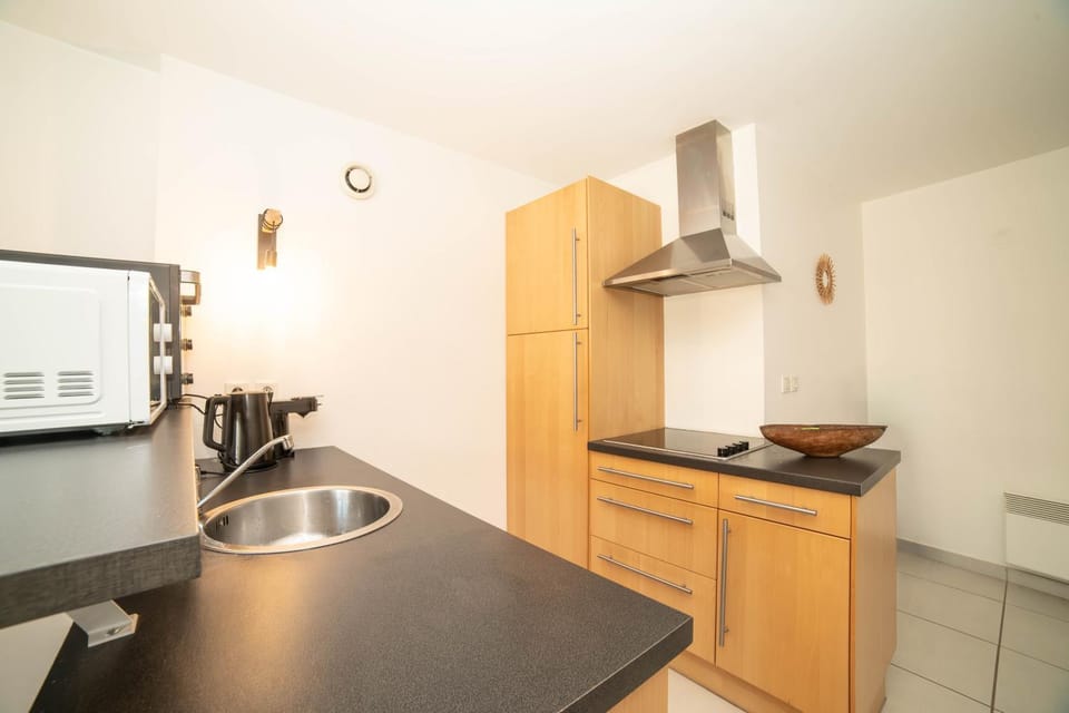 Coffee/tea facilities, microwave, oven, kitchen