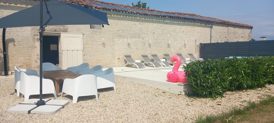 Seating area, Swimming pool, sunbed