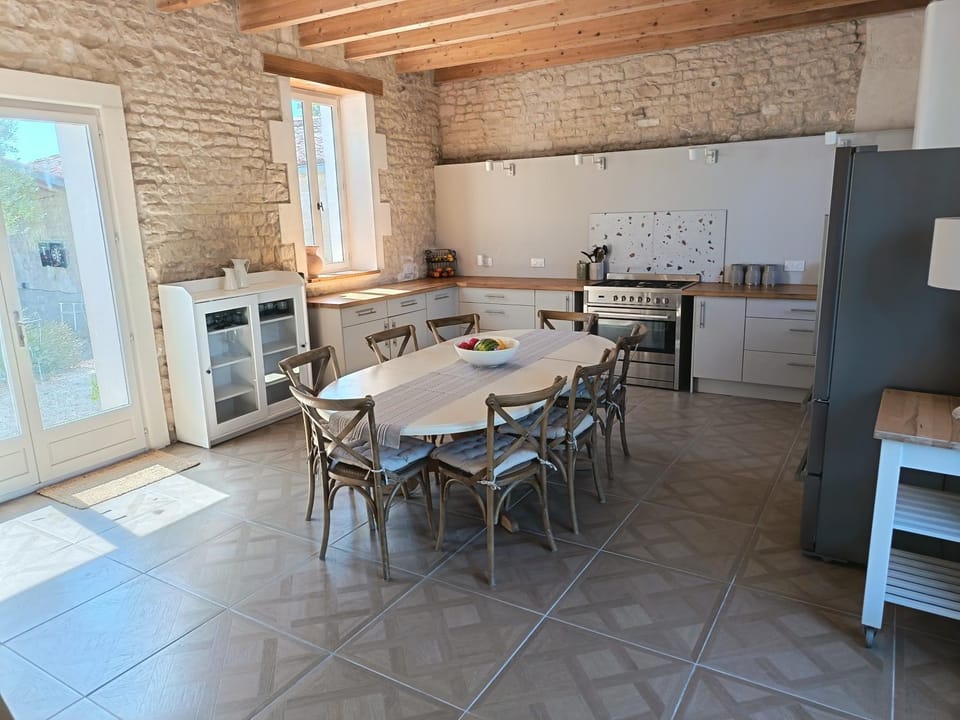 Coffee/tea facilities, Kitchen or kitchenette, Dining area, dishwasher, oven, stove