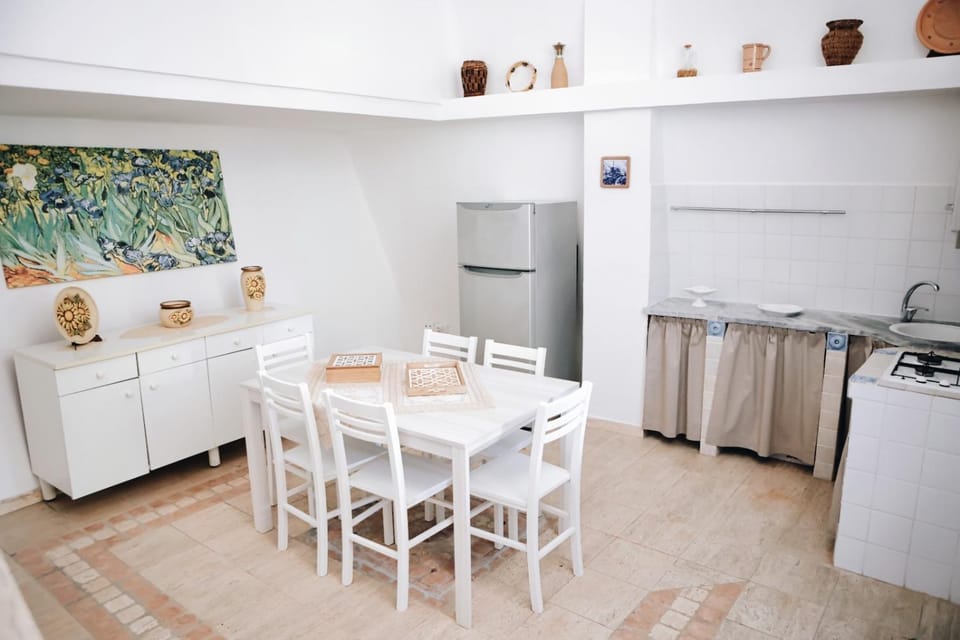 Kitchen or kitchenette, Dining area, pet friendly