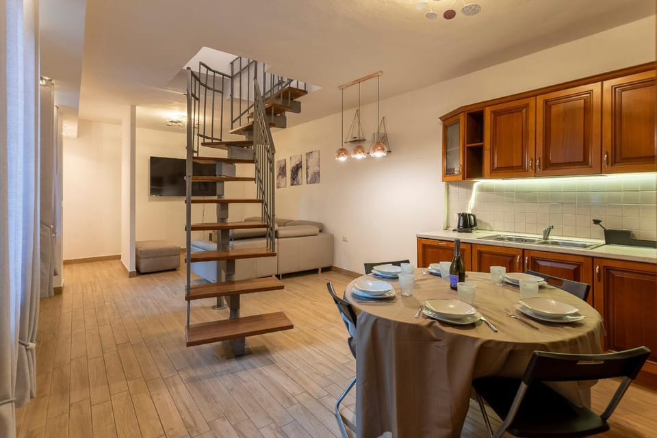 Kitchen or kitchenette, Seating area, Dining area
