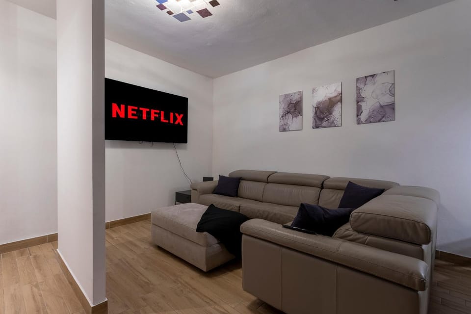 Communal lounge/ TV room, Living room, Seating area