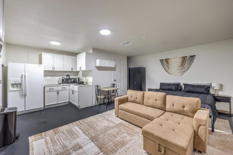 Elegant Private Studio Sleeps 4! 10Min to Strip! House in North Las Vegas