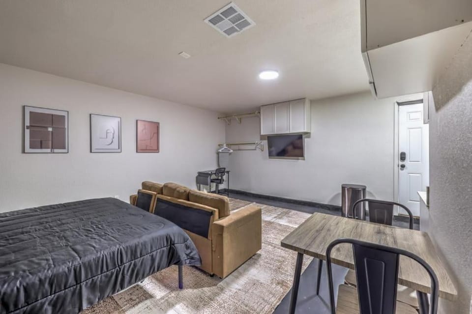 Elegant Private Studio Sleeps 4! 10Min to Strip! House in North Las Vegas