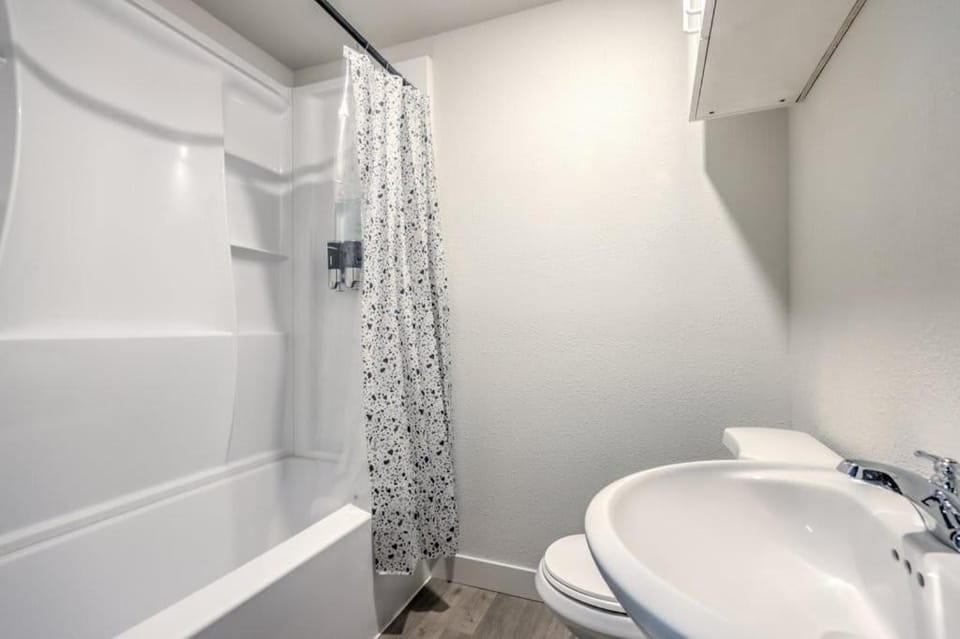 Elegant Private Studio Sleeps 4! 10Min to Strip! House in North Las Vegas
