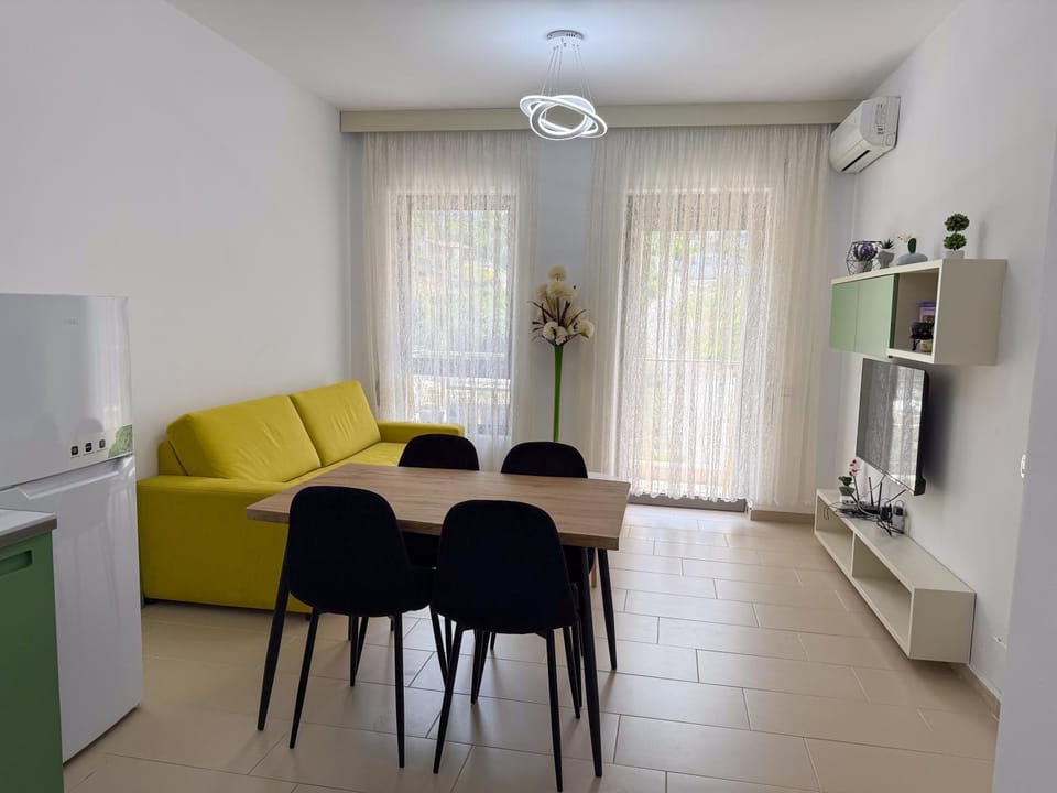 TV and multimedia, Kitchen or kitchenette, Living room, Seating area, Dining area, air conditioner