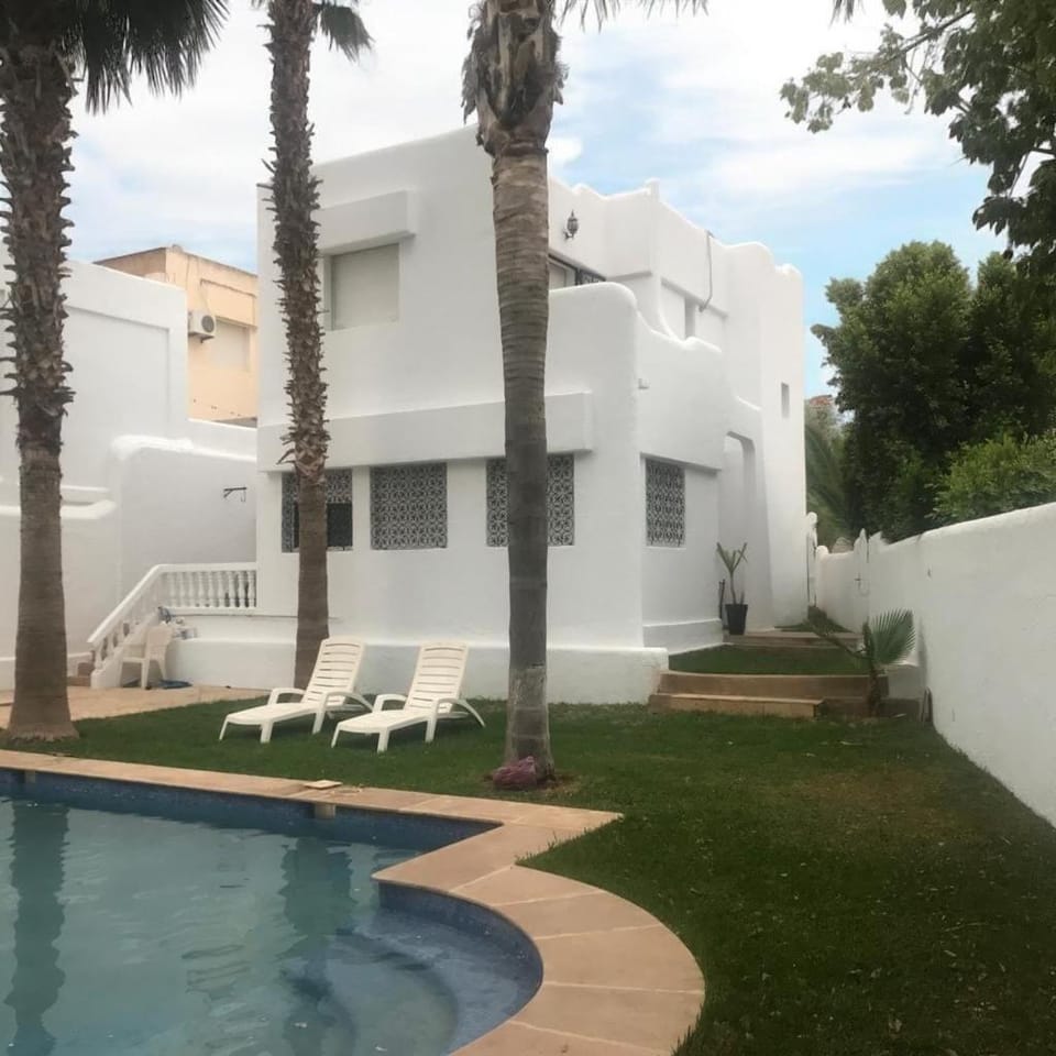 Property building, Patio, Day, Garden, Garden, Garden view, Pool view, Swimming pool, sunbed