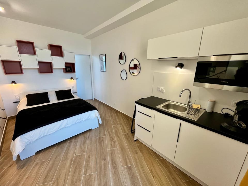 Bed, Kitchen or kitchenette, Photo of the whole room, Bedroom, stove