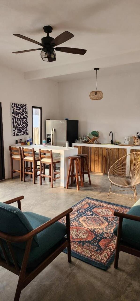 Kitchen or kitchenette, Dining area