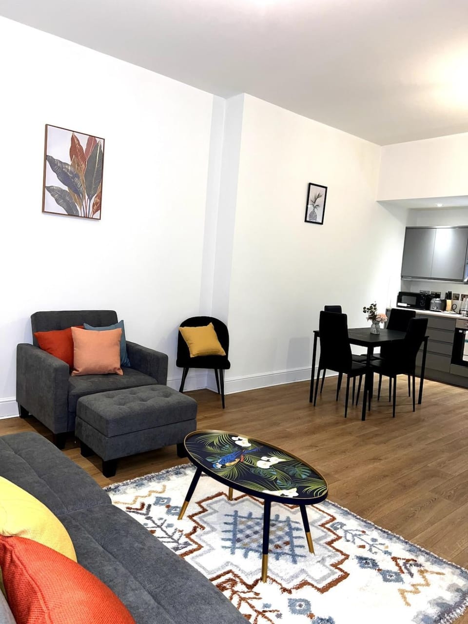 TV and multimedia, Kitchen or kitchenette, Living room, Seating area, Dining area