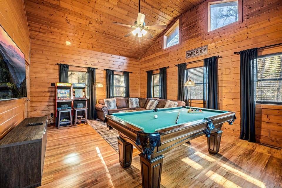 Secluded Views Kings Pets Games 75 TV House in Sevier County