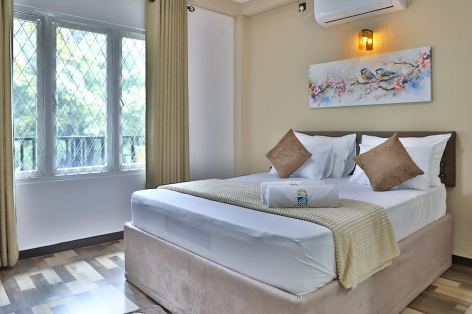 Bed, View (from property/room), Decorative detail, Bedroom, River view, towels