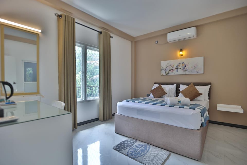 Bed, Coffee/tea facilities, Decorative detail, Bedroom, River view, towels, air conditioner
