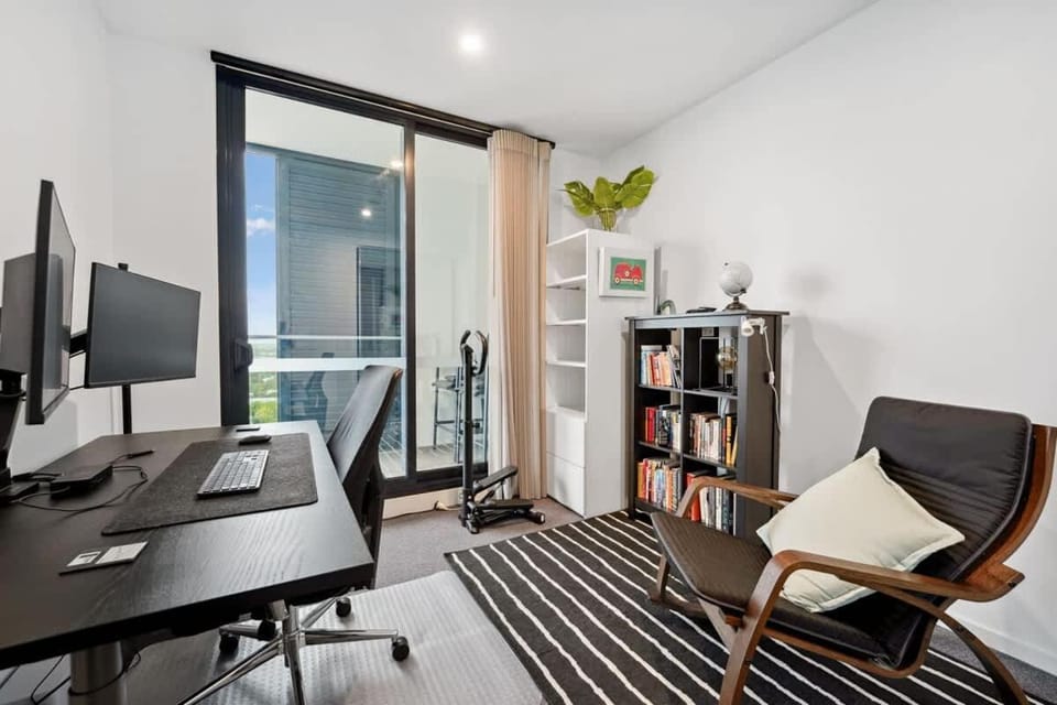 Riverina - Ultimate Footscray Getaway with parking Apartment in Melbourne
