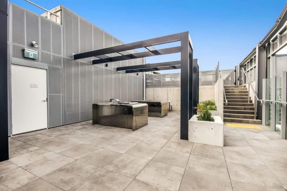 Riverina - Ultimate Footscray Getaway with parking Apartment in Melbourne