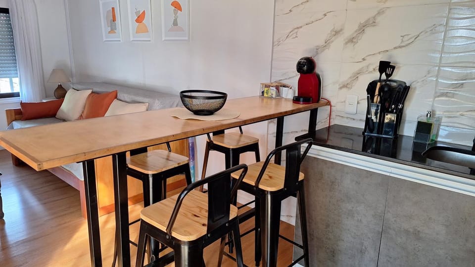 Coffee/tea facilities, Kitchen or kitchenette, Living room, Food and drinks, Dining area