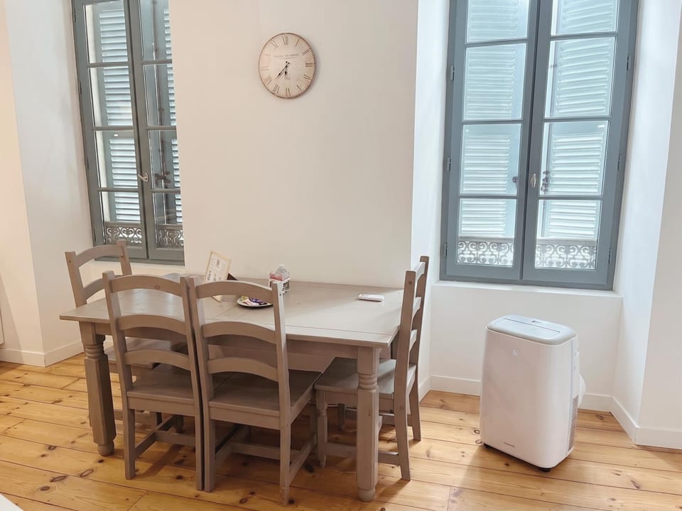 Seating area, air conditioner