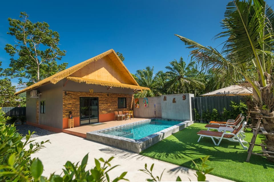 Patio, Swimming pool, sunbed