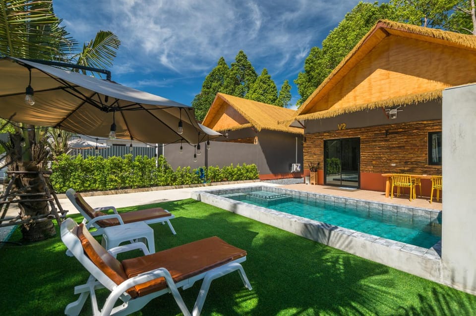 Property building, Natural landscape, Garden, Swimming pool, sunbed