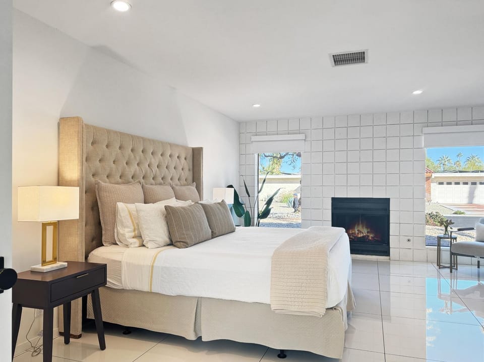 Bed, Photo of the whole room, Seating area, Bedroom