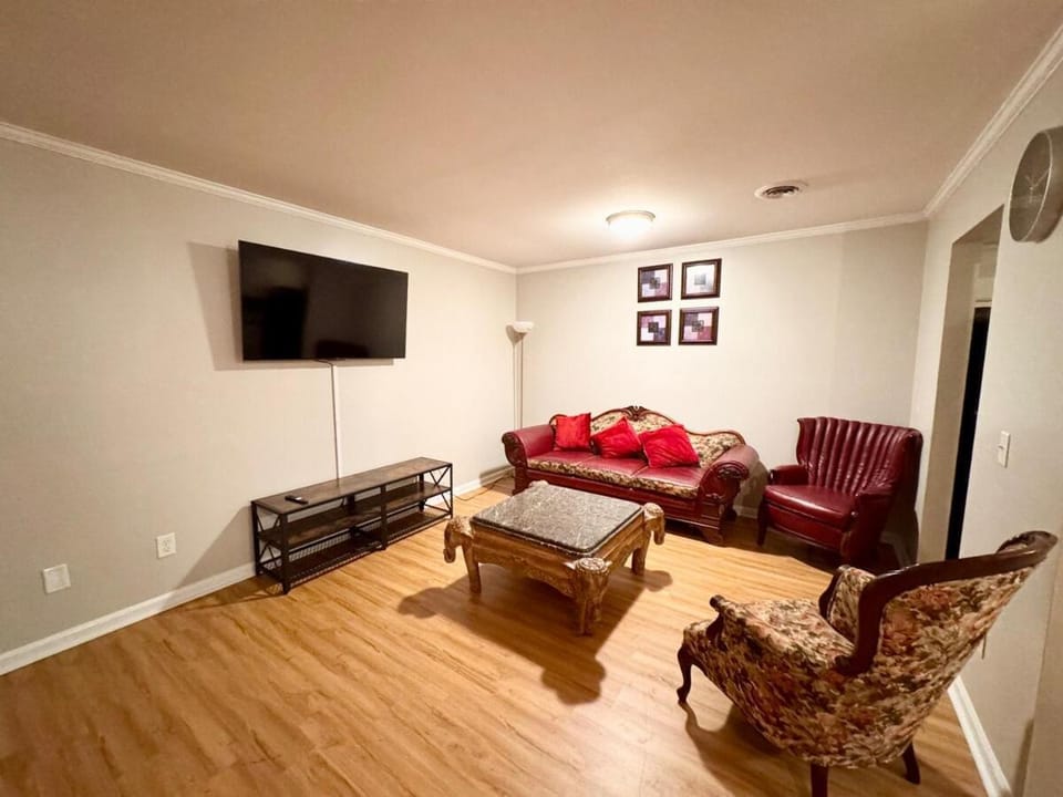Communal lounge/ TV room, TV and multimedia, Living room, Seating area, Evening entertainment