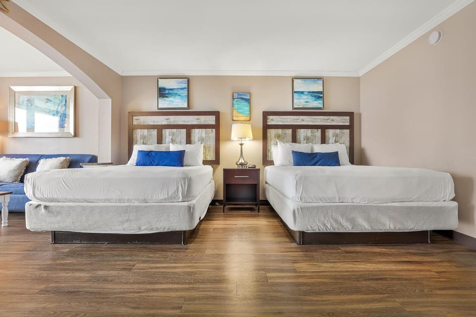Bed, Living room, Photo of the whole room, Seating area, Bedroom