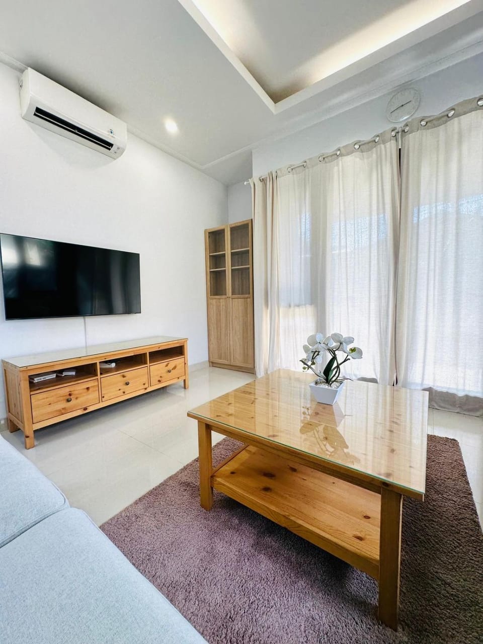 Communal lounge/ TV room, TV and multimedia, Living room, Seating area, air conditioner