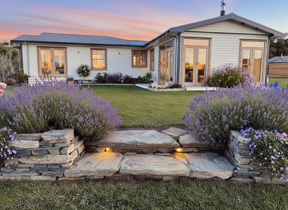 Luxury Wanaka villa, hot tub & mountain views Villa in Wanaka