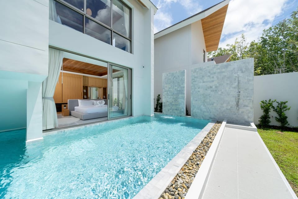 Property building, Patio, Day, Swimming pool, Swimming pool