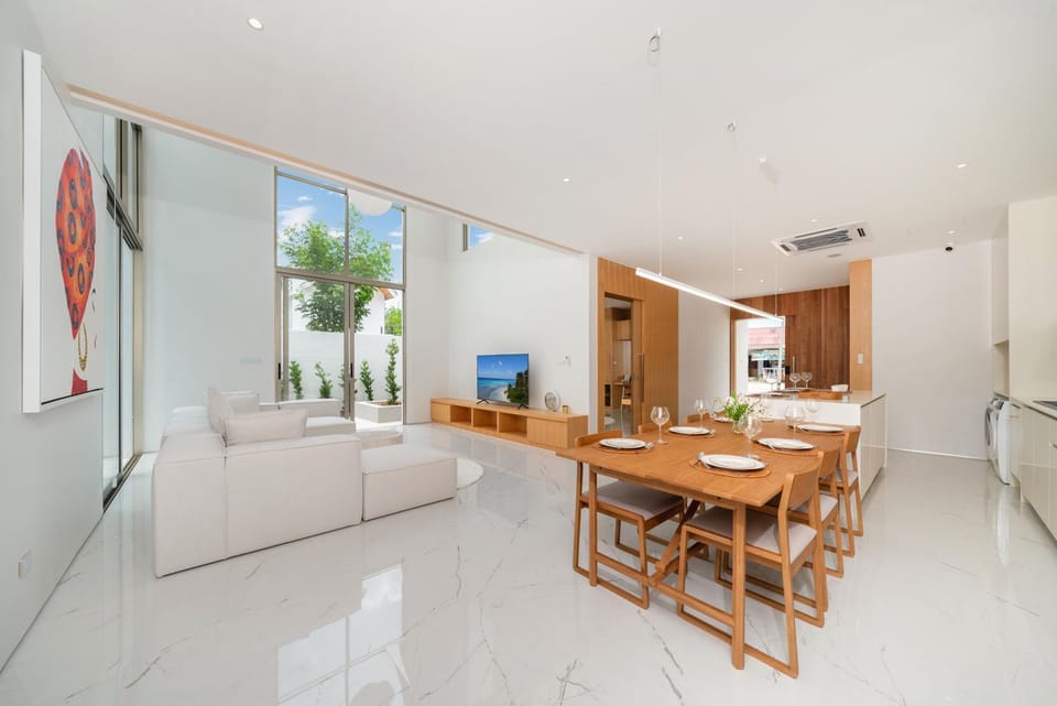 TV and multimedia, Kitchen or kitchenette, Living room, Seating area, Dining area