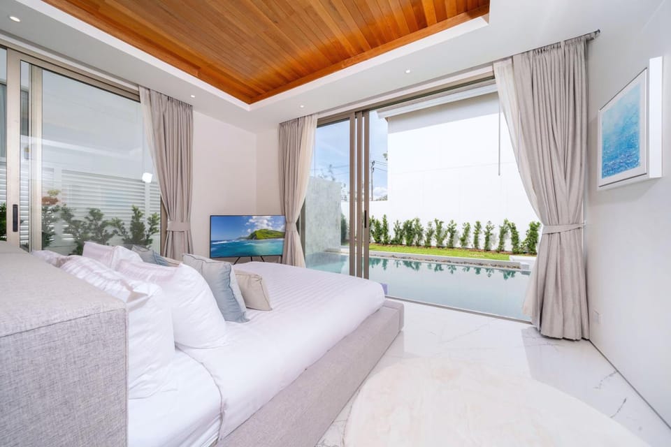 Bed, TV and multimedia, Photo of the whole room, Seating area, Bedroom, Pool view