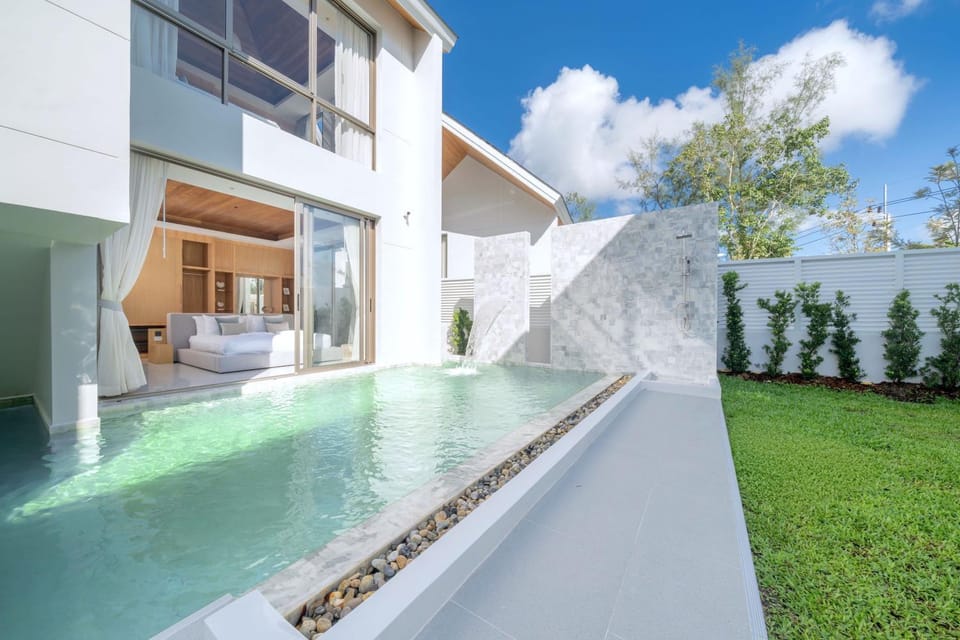 Property building, Patio, Day, Swimming pool, Swimming pool
